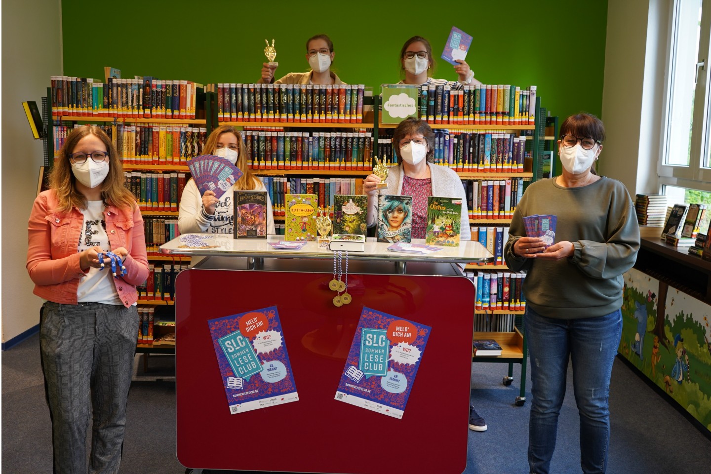 Team der Bibliothek mit den begehrten Leseoskar-Pokalen./ ©Stadtbibliothek Brilon