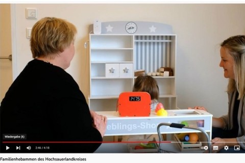 Familienhebammen des Hochsauerlandkreises stellen sich im neuen Video vor